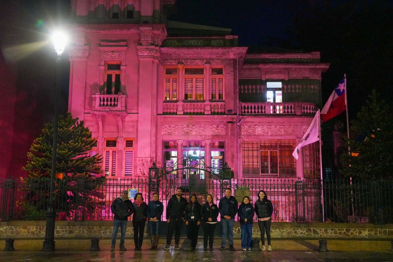Municipio de Punta Arenas recuerda el Día Mundial contra el Cáncer de Mama con intervención lumínica en el edificio consistorial