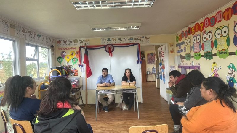 SLEP Magallanes visita escuela de Seno Obstrucción y reitera compromiso con la educación rural junto a apoderados y padres de familia