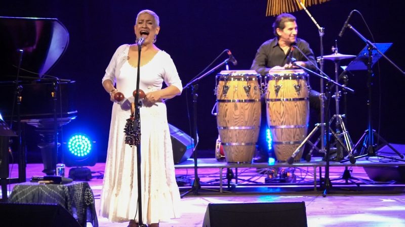 Carmen Prieto deleitó a un teatro repleto con una velada mágica de boleros