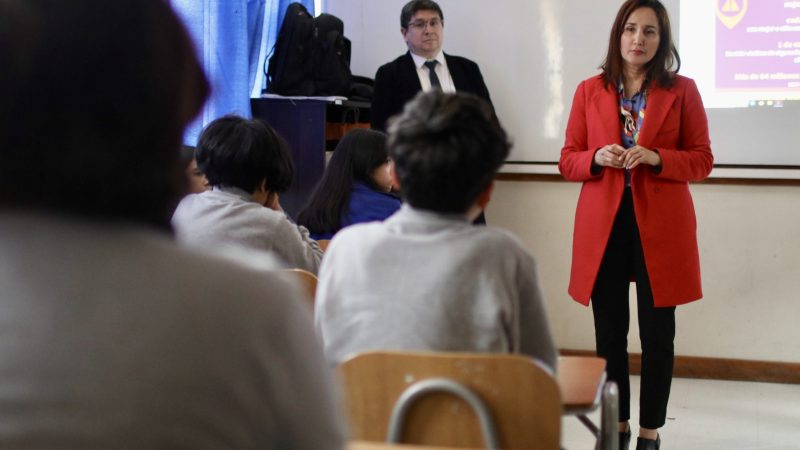 Ministra Inés Recart expuso sobre el Día Internacional de la Niña ante estudiantes de séptimo básico del Liceo Nobelius de Punta Arenas