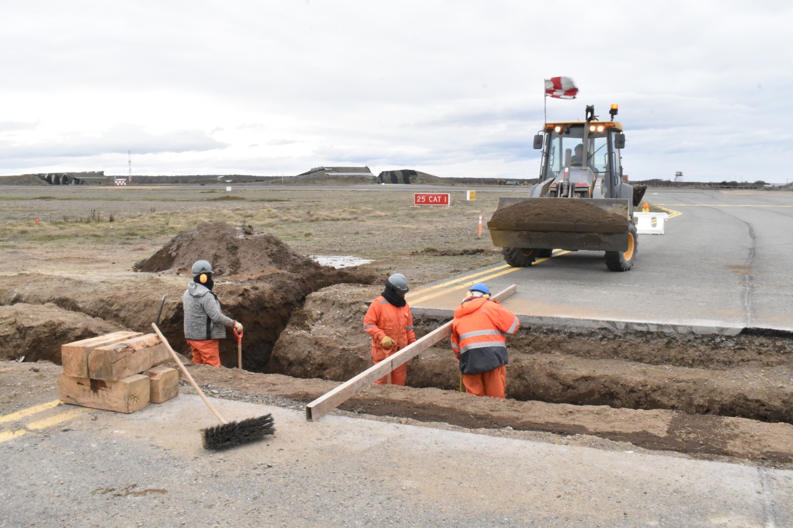 Realizan visita a obras de mejoramiento del aeropuerto de Punta Arenas enmarcadas en el convenio de programación MOP-GORE
