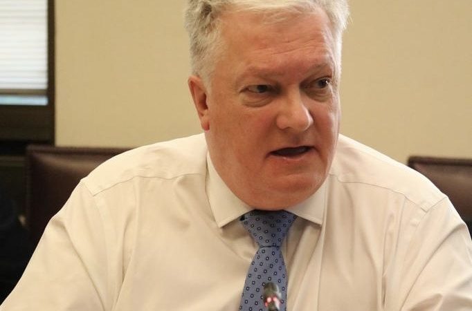 Senador Kusanovic presenta proyecto de ley que busca castigar con cárcel a quienes rayen bienes públicos y privados sin autorización.