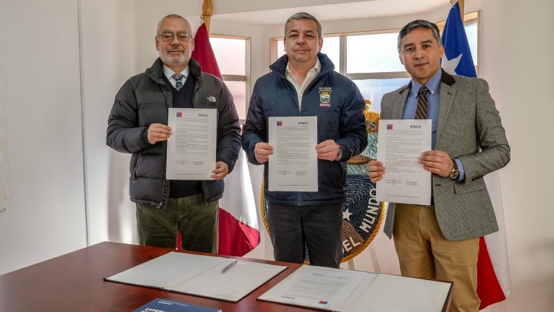 Municipalidad de Cabo de Hornos y SLEP firman convenio de colaboración para desarrollar la educación pública