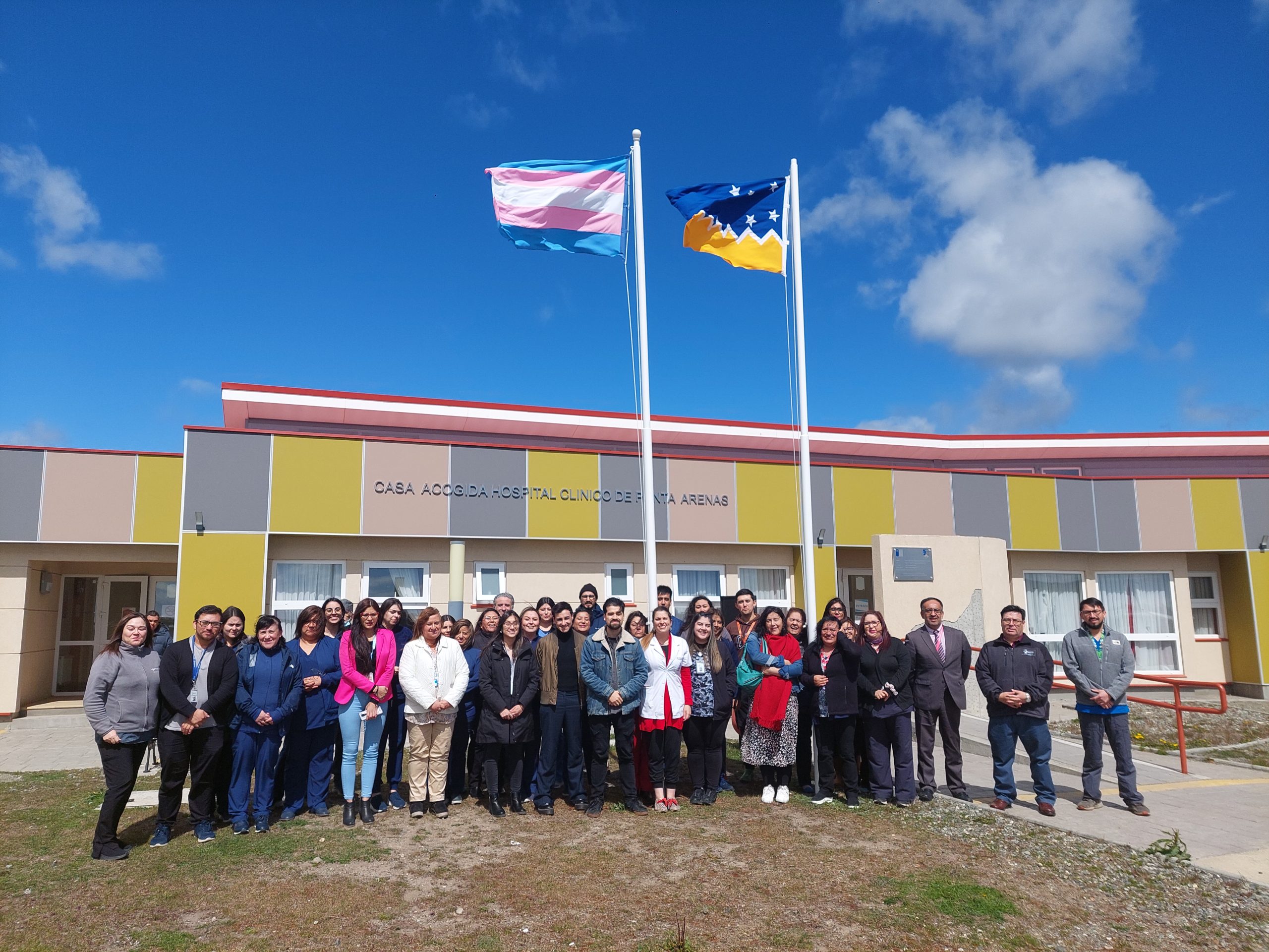 Hospital Clínico de Magallanes izó bandera trans en conmemoración del Día Internacional de la Memoria Transgénero
