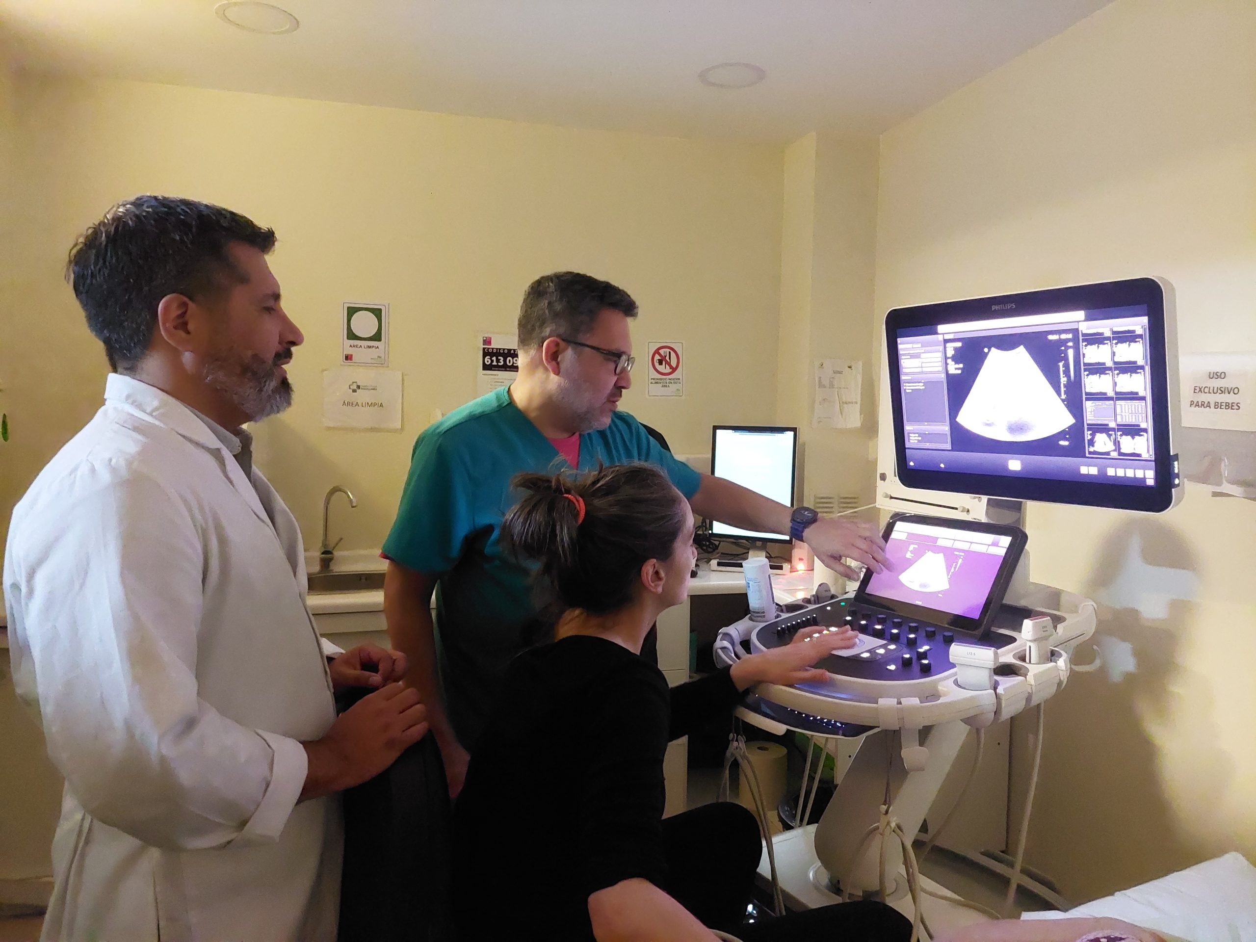 Equipo de radiólogos del Hospital Clínico Magallanes se capacitaron en elastografía hepática