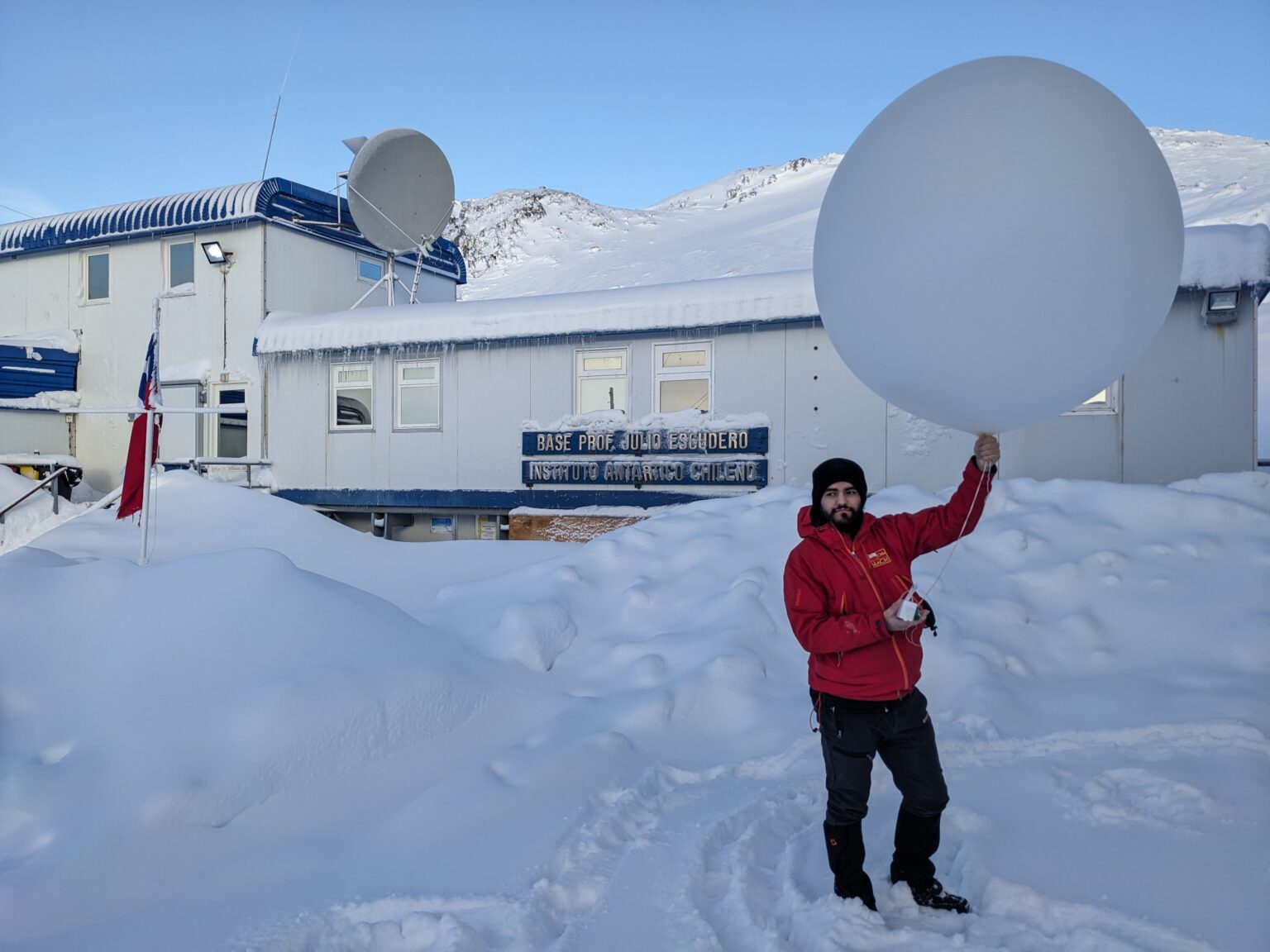 Científicos chilenos lanzaron 37 radiosondas para estudiar eventos atmosféricos en el invierno antártico