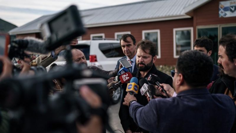 Presidente Gabriel Boric realiza breve escala en Punta Arenas en ruta hacia la Antártica