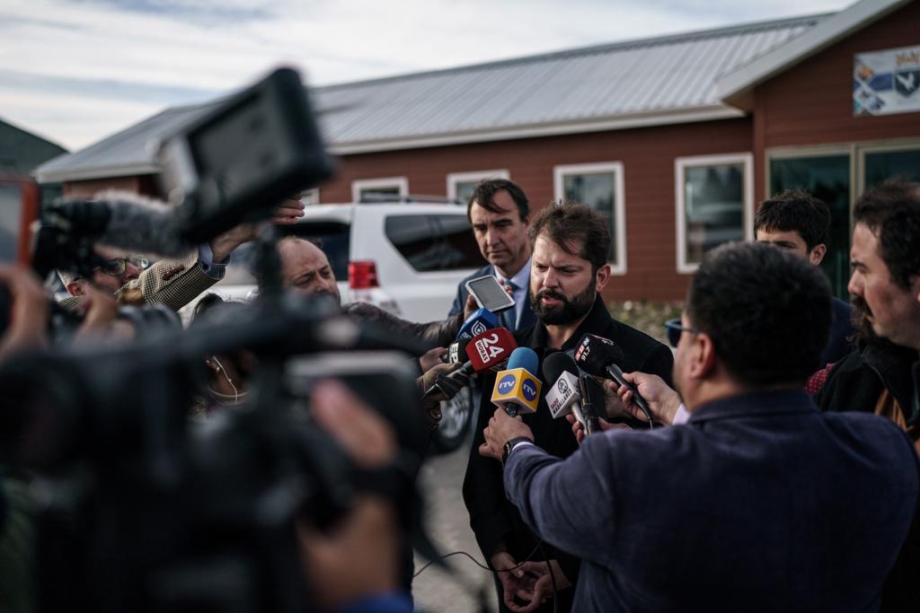 Presidente Gabriel Boric realiza breve escala en Punta Arenas en ruta hacia la Antártica