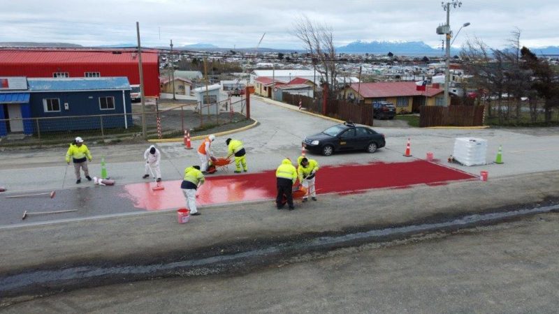Dirección de Vialidad del MOP Magallanes instala sellos de alta fricción en acceso a Puerto Natales