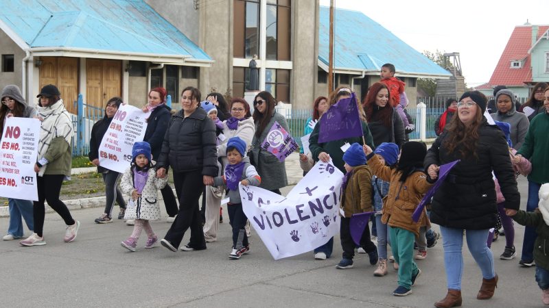 Mujeres se movilizan para hacer visible la violencia de género en Porvenir
