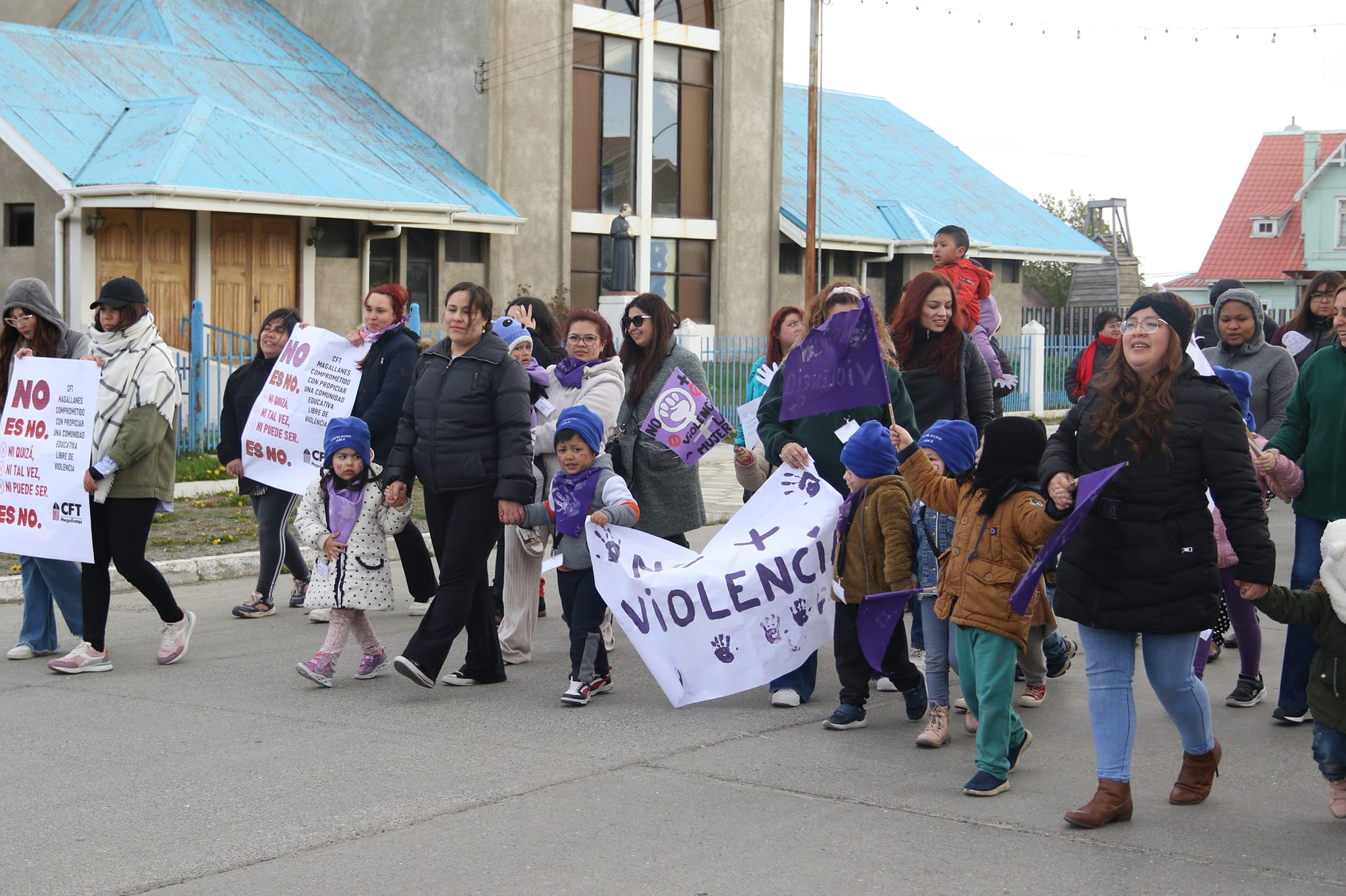 Mujeres se movilizan para hacer visible la violencia de género en Porvenir