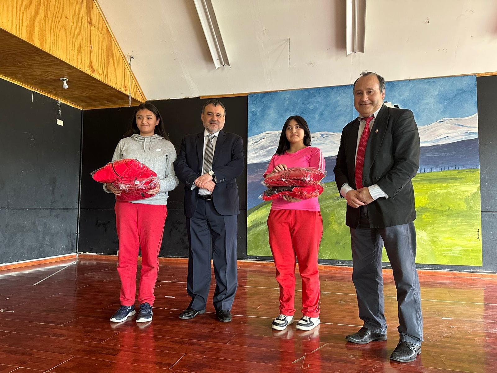 Municipio de Porvenir entrega uniformes escolares a alumnos de la Escuela Bernardo O’Higgins