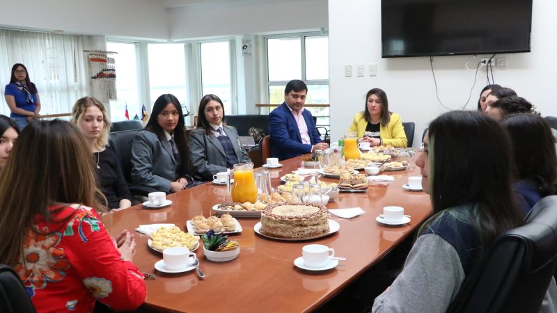 Alcaldesa de Puerto Natales Antonieta Oyarzo fortalece el rol de liderazgo femenino en jóvenes natalinas