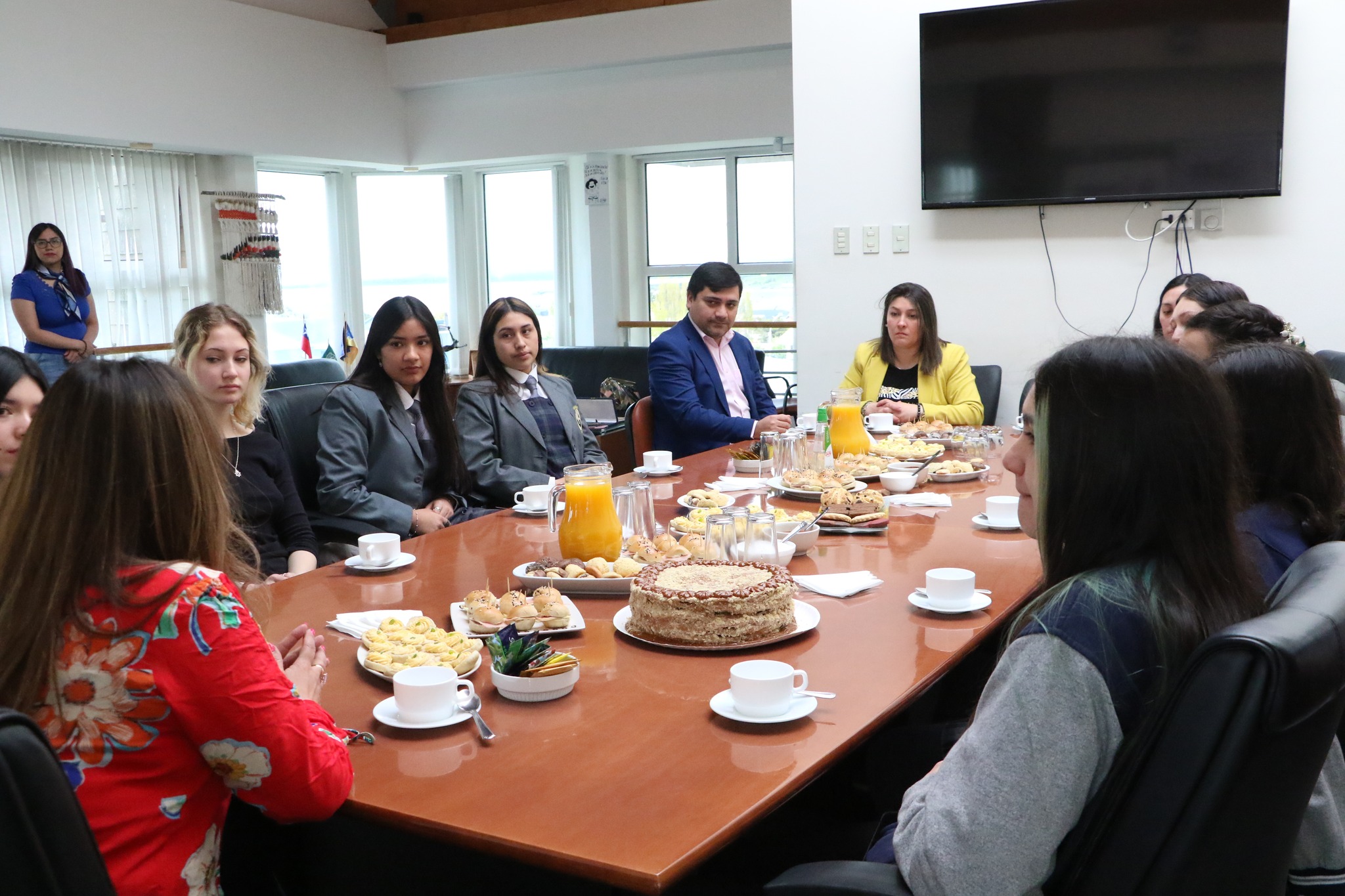 Alcaldesa de Puerto Natales Antonieta Oyarzo fortalece el rol de liderazgo femenino en jóvenes natalinas