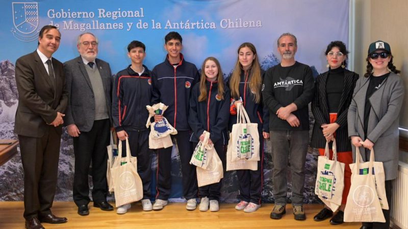 Gobernador regional de Magallanes se reunió con jóvenes para dialogar sobre el futuro de la Antártica