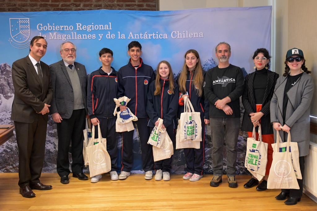 Gobernador regional de Magallanes se reunió con jóvenes para dialogar sobre el futuro de la Antártica