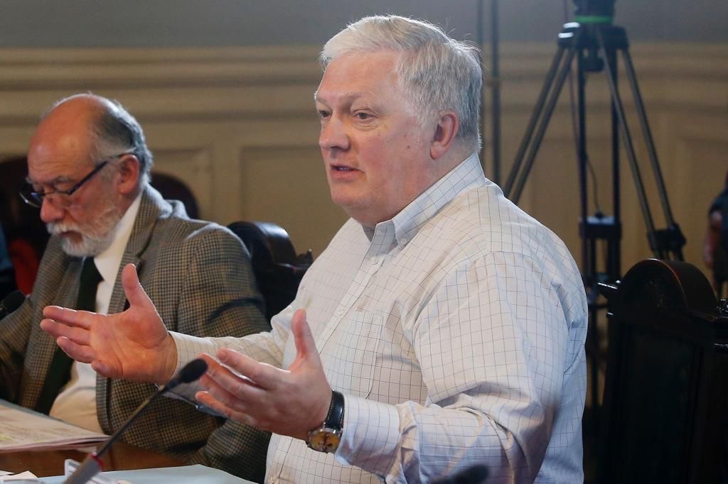 Senador Kusanovic cuestiona programa de electromovilidad aprobado por el Consejo Regional.