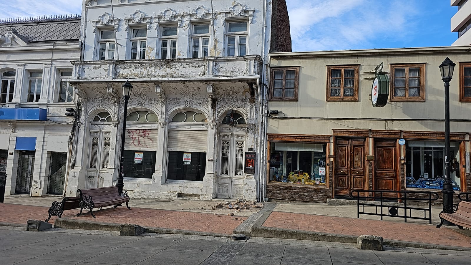 Inmueble del casco histórico de Punta Arenas sufrió derrumbes desde su fachada