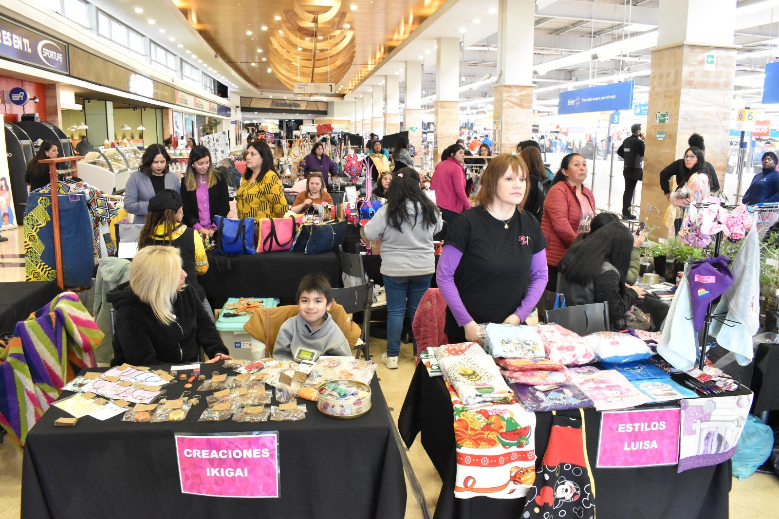 Feria Mujer Emprende 2023 fomentando la autonomía económica | Muestra variada de artesanías, chocolates, maquillaje, joyería, plantas, hortalizas y diversos emprendimientos
