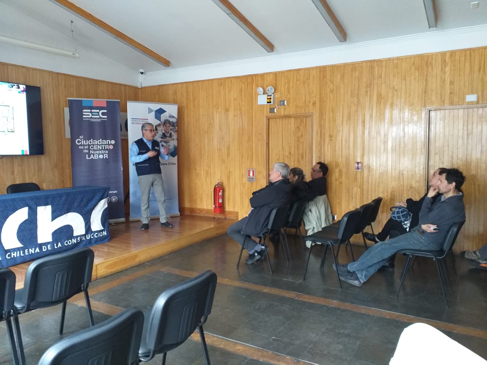 Superintendencia de Electricidad y Combustibles SEC Magallanes, capacita a funcionarios de colegios subvencionados particulares sobre uso seguro del gas para prevenir eventuales accidentes