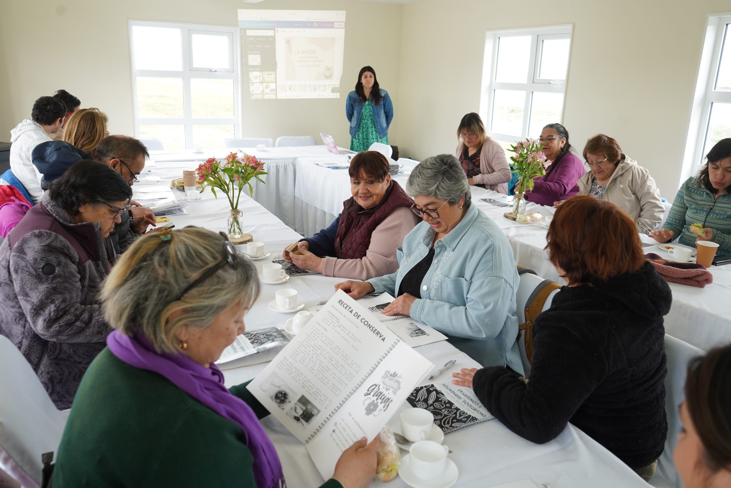 Municipalidad de Río Verde se traslada a Isla Riesco para realizar Taller de Elaboración de Conservas, Encurtidos y Fermentos