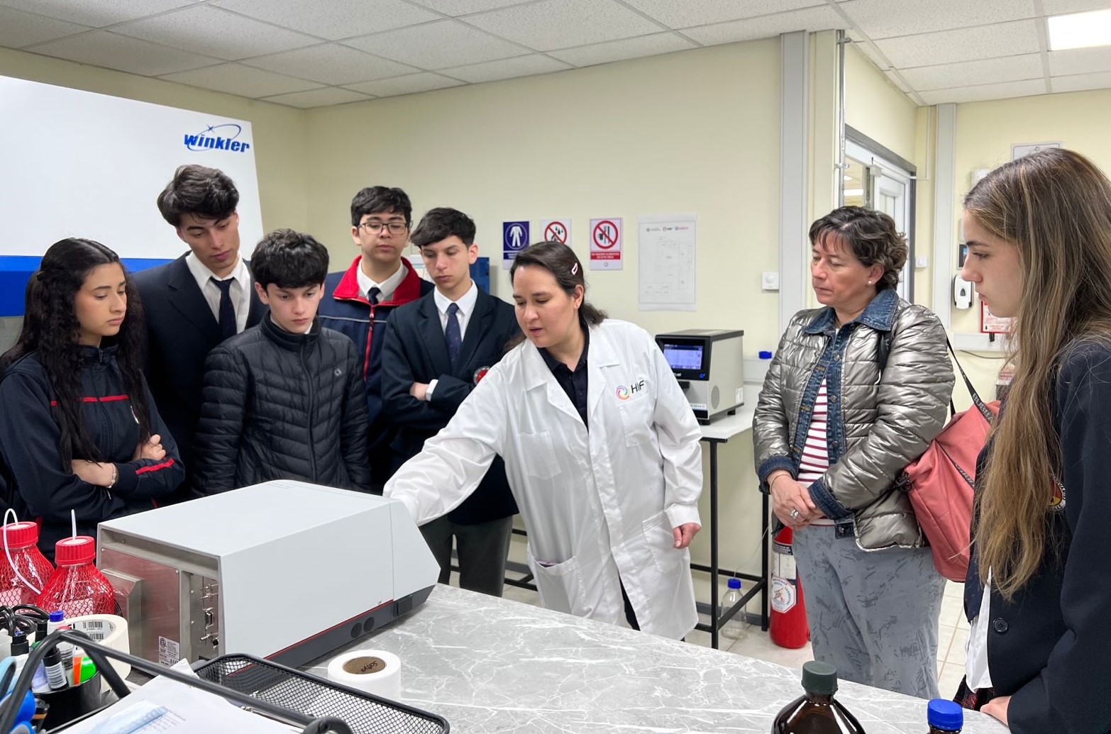 Primera visita de escolares magallánicos al Laboratorio de HIF Global en el Barrio Industrial de Punta Arenas