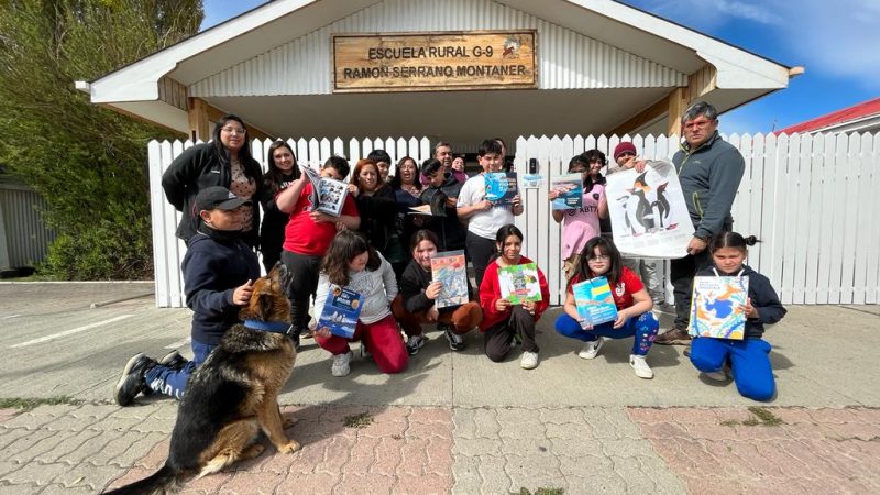 “Pequeña Enciclopedia Antártica” llega a Cerro Castillo y Puerto Natales