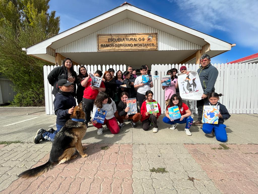 “Pequeña Enciclopedia Antártica” llega a Cerro Castillo y Puerto Natales