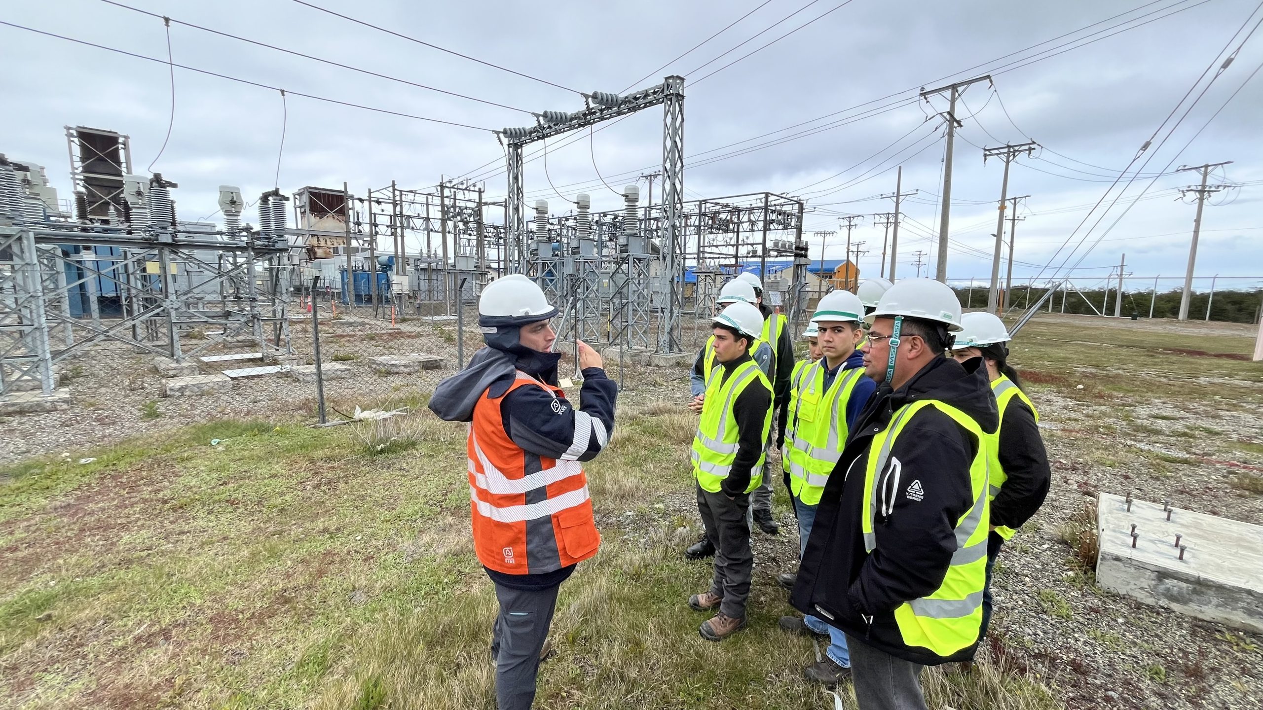 EDELMAG recibió en su Central de Tres Puentes a estudiantes de Ingeniería en Electricidad de la UMAG