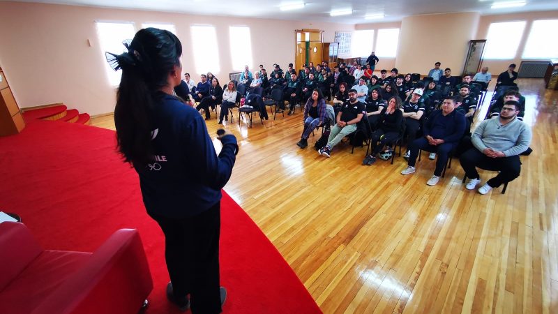 Bárbara Hernández: Nadadora de aguas gélidas compartió con estudiantes de Santo Tomás