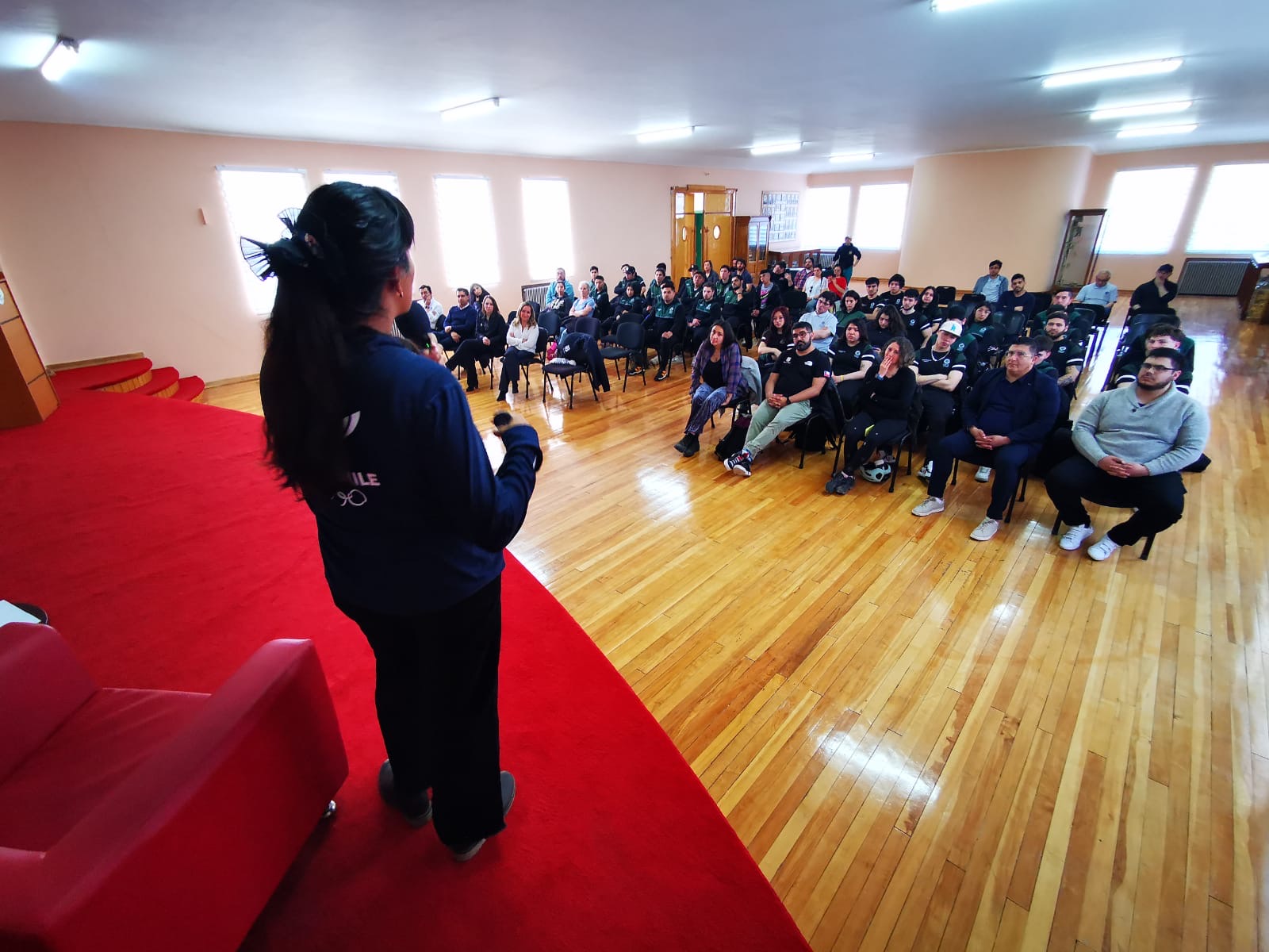 Bárbara Hernández: Nadadora de aguas gélidas compartió con estudiantes de Santo Tomás