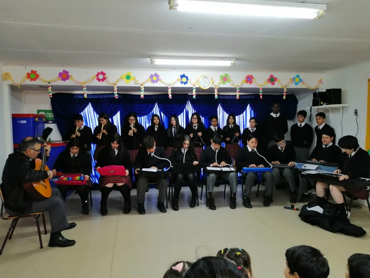 Alumnos de la Escuela Patagonia ofrecieron presentación musical navideña en jardín infantil Josh Kee