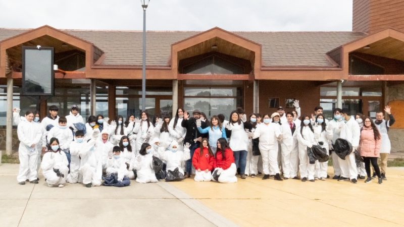 Jóvenes de Puerto Natales se reunieron a limpiar la Costanera para conmemorar el Día de la Infancia