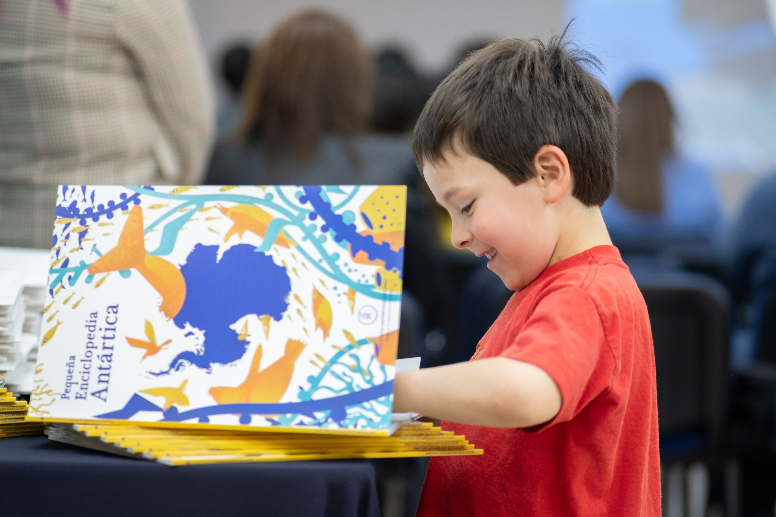 Nueva publicación infantil “Pequeña Enciclopedia Antártica” sobre conocimientos antárticos para escolares chilenos