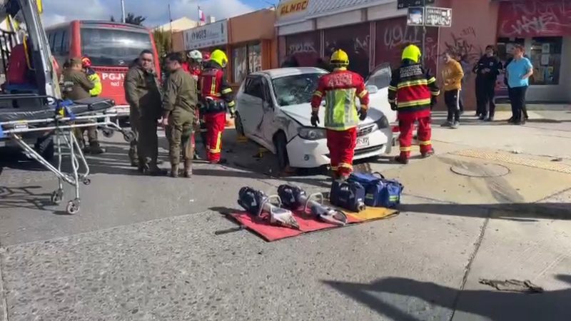 Colisión entre un vehículo menor y un bus del transporte público se produjo esta mañana en Armando Sanhueza con Angamos en el sector norte de Punta Arenas