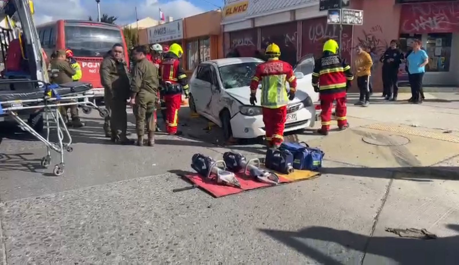 Colisión entre un vehículo menor y un bus del transporte público se produjo esta mañana en Armando Sanhueza con Angamos en el sector norte de Punta Arenas