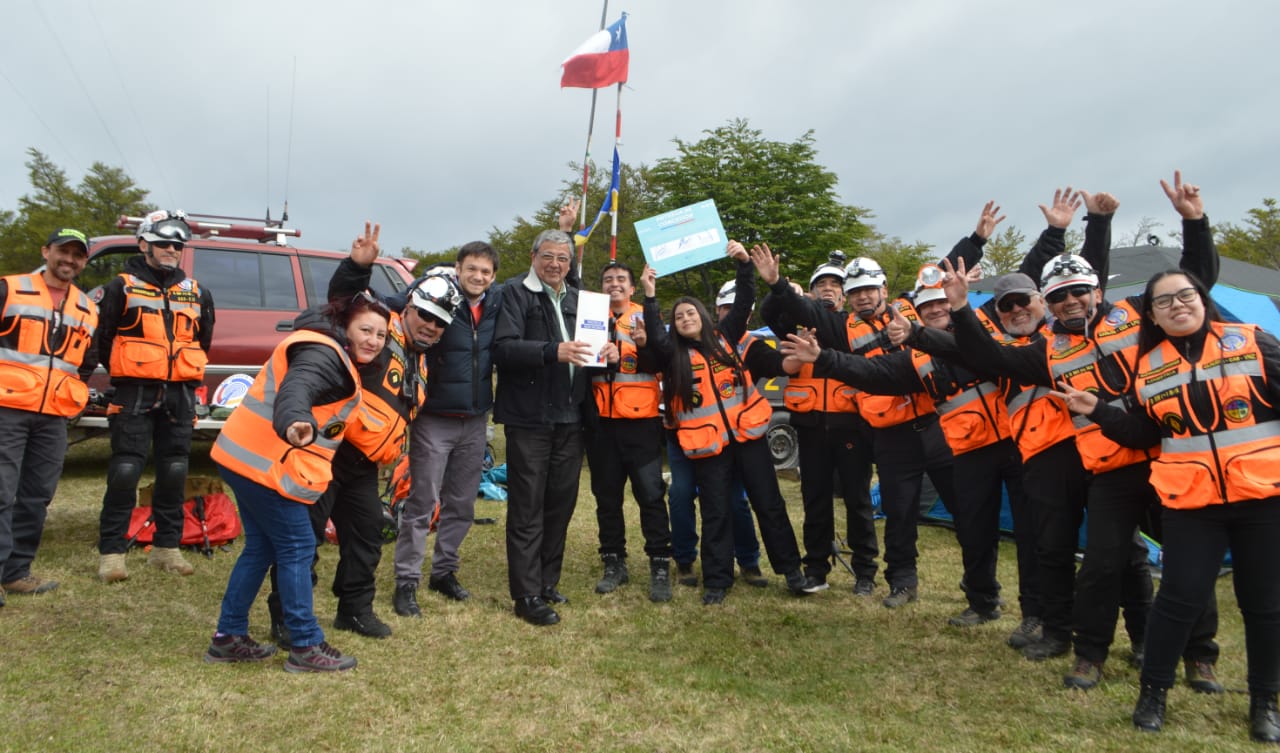 A la Agrupación Radio Club Patagonia Z8 | Entregan concesión de uso gratuito para mejorar la seguridad y rescate de personas en emergencias en Punta Arenas