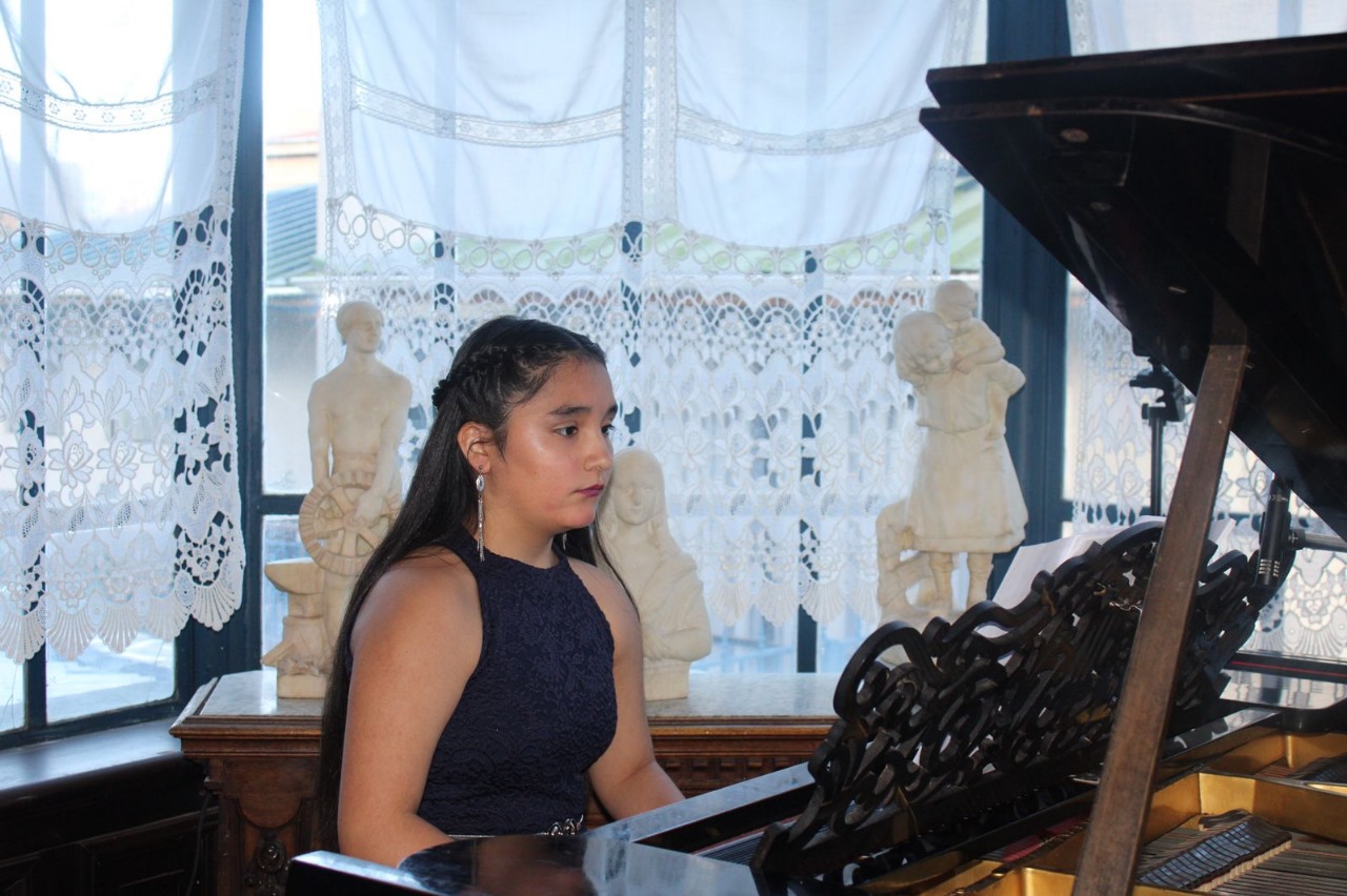 Academia Musical «Profesor Jorge Huidobro» presentó a la estudiante Matilde Barría en el Club de la Unión de Punta Arenas