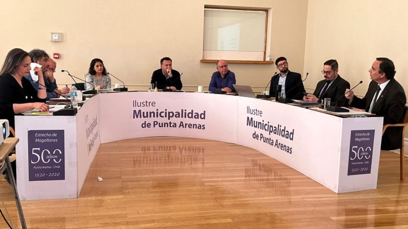 Gobernador Flies presentó Plan de Zonas Extremas en Concejo Municipal de Punta Arenas