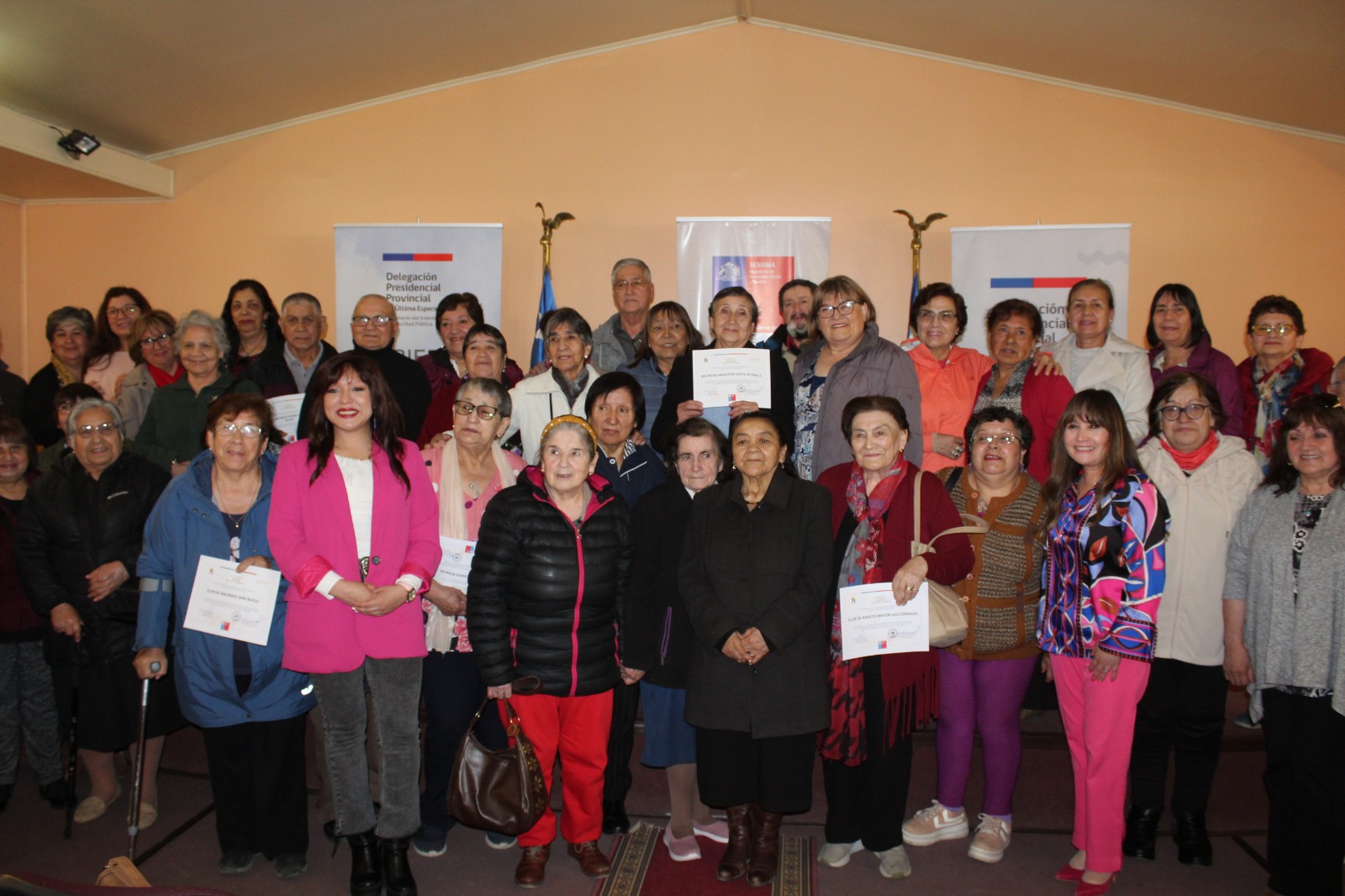 Delegada Provincial y Alcaldesa de Natales entregaron fondos adjudicados a 11 organizaciones de Adultos Mayores