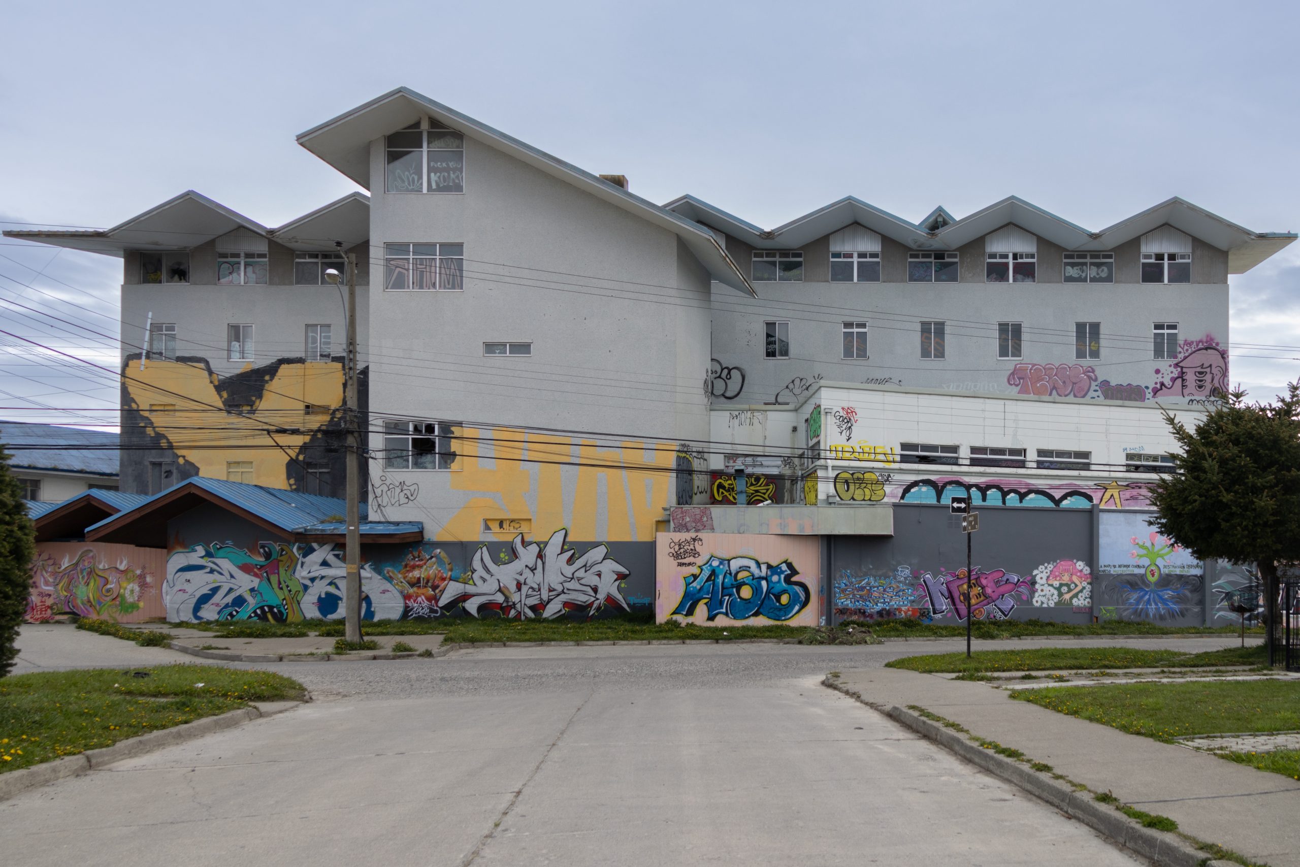 Ex Hospital de Punta Arenas se llena de luz con proyección de la historia de los habitantes del Barrio Prat