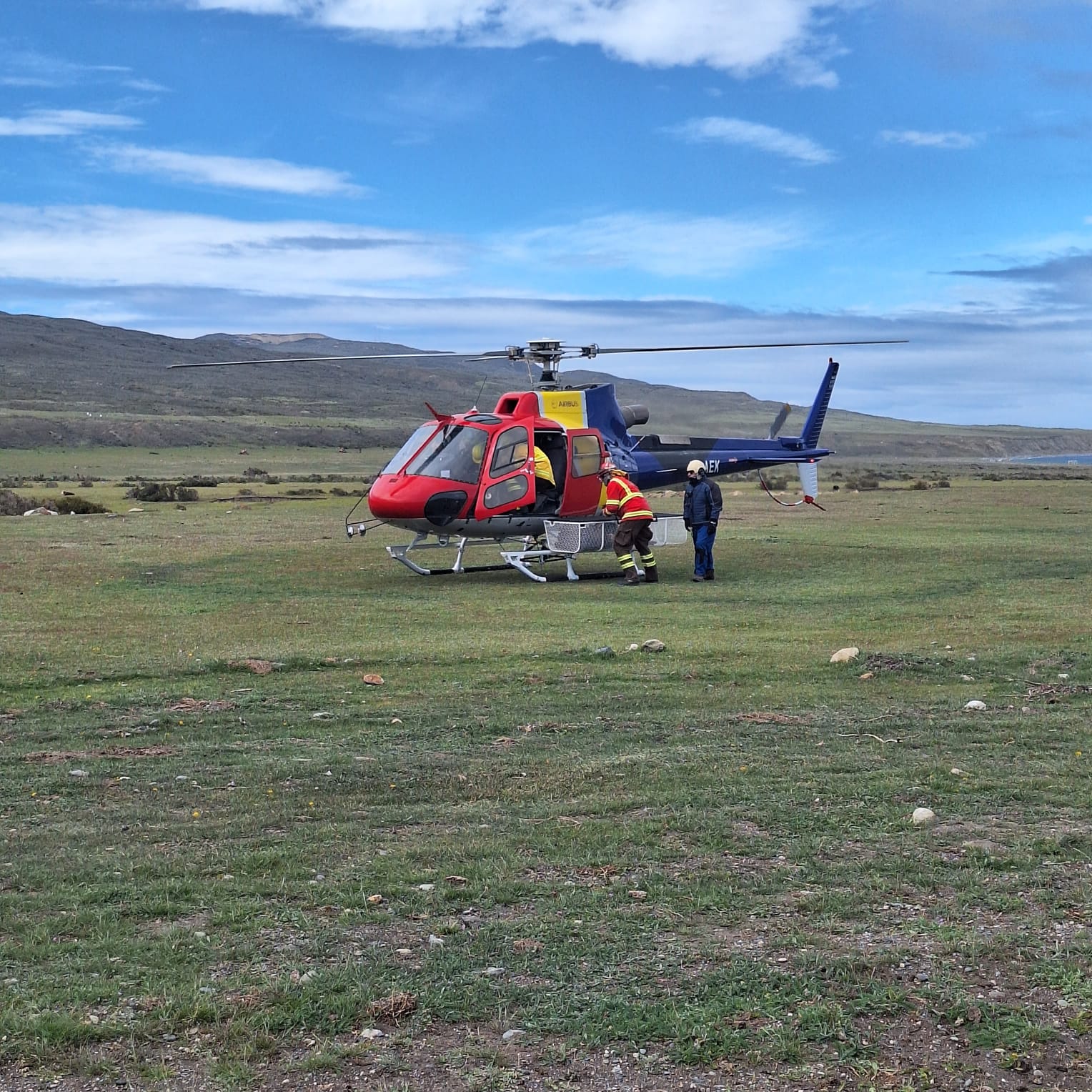 Incendio forestal en Tierra del Fuego continúa activo y está siendo combatido con medios terrestres y aéreos