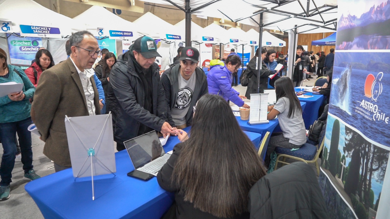 Numerosa concurrencia a Feria Laboral Municipal efectuada en Punta Arenas