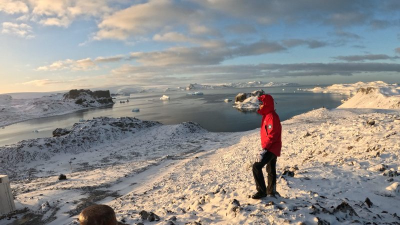 Investigador malasio Justin Sentian regresó de Antártica tras invierno en base “Escudero” del INACH