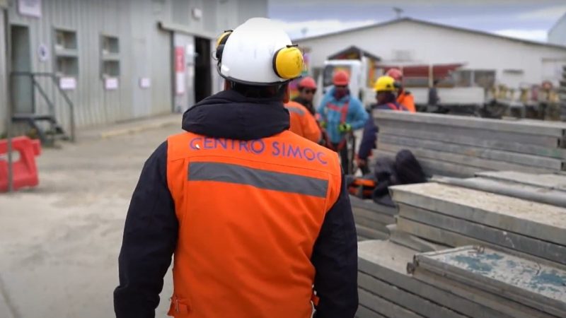 Maestros andamieros rinden exámenes para certificación de conocimientos y de experiencia en su oficio en Magallanes