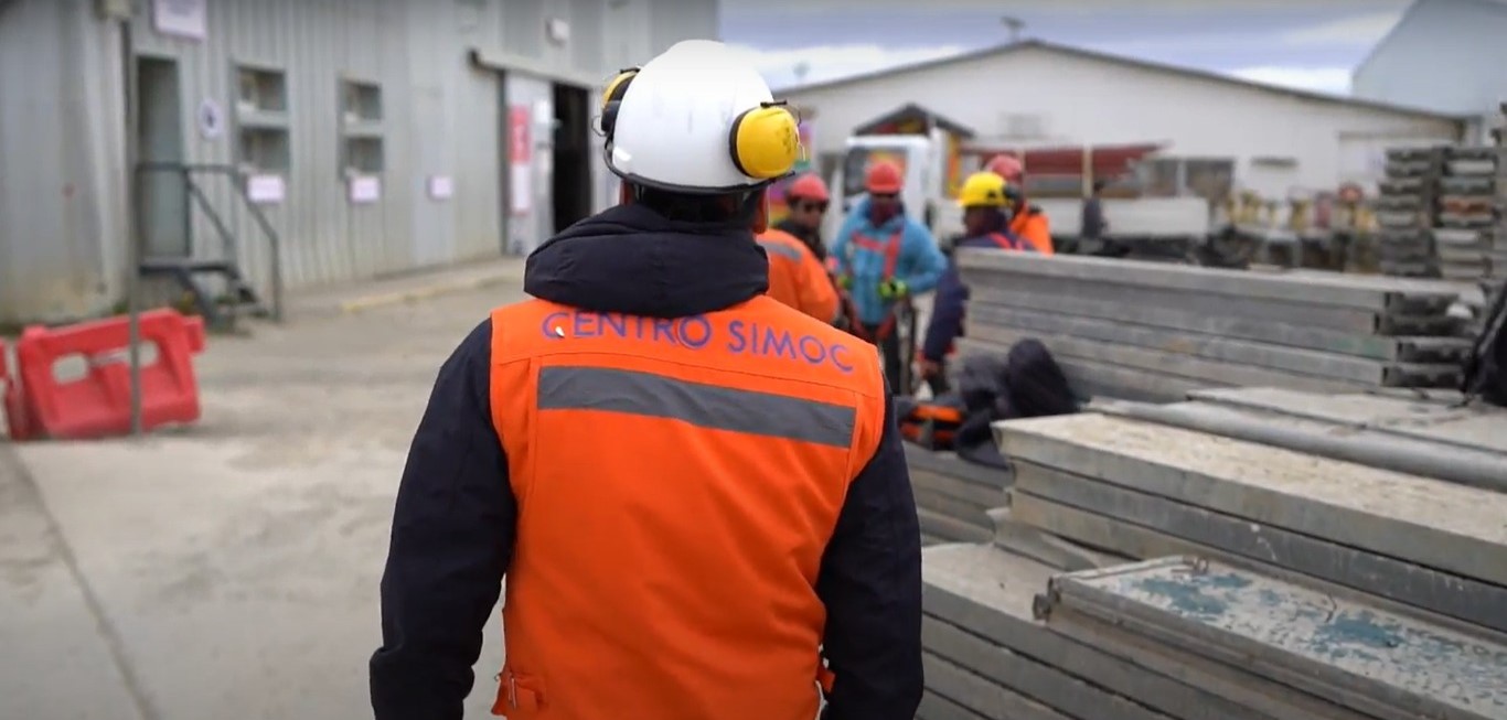 Maestros andamieros rinden exámenes para certificación de conocimientos y de experiencia en su oficio en Magallanes