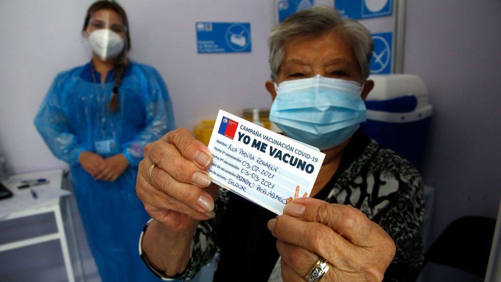 “Si la población deja de vacunarse y/o desaparecen las medidas preventivas podrían aumentar los casos graves de Covid y nuevamente colapsar el sistema” | Académica en Salud Pública Sylvia Riquelme