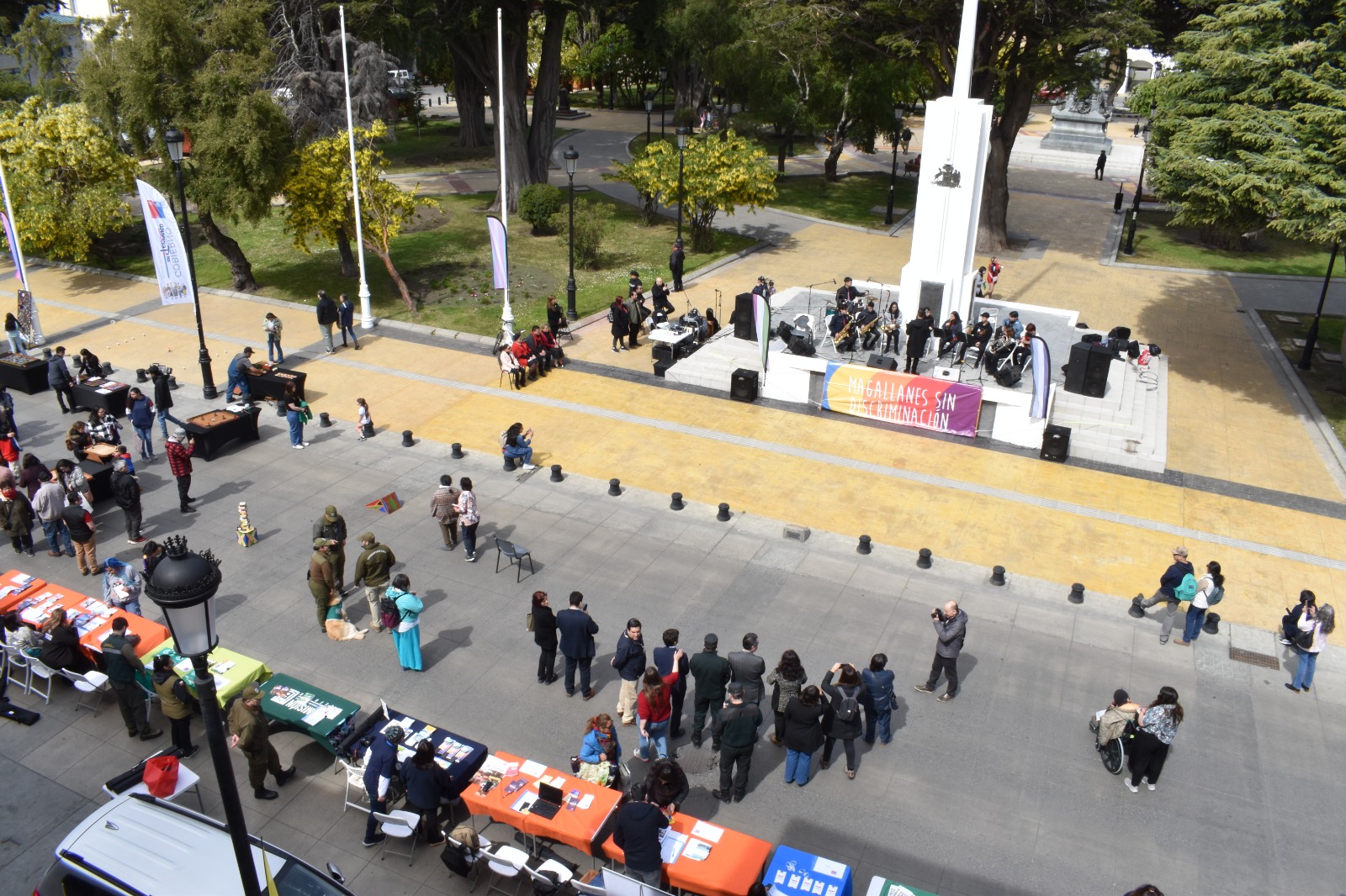 En el contexto del Día Internacional de los Derechos Humanos, Servicios públicos se tomaron la Plaza Muñoz Gamero, con cantos y ofertas públicas