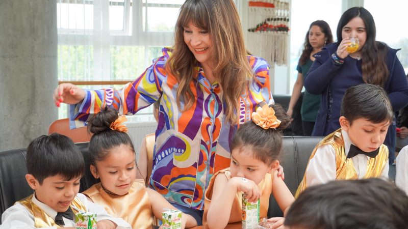 Niños y niñas de la Escuela Bernardo O’Higgins llegaron hasta la Municipalidad para entonar alegres villancicos