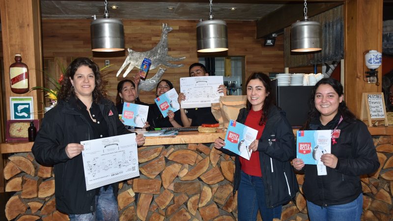 SEREMI de Salud realiza difusión de medidas preventivas contra la Marea Roja en restaurantes de Puerto Natales